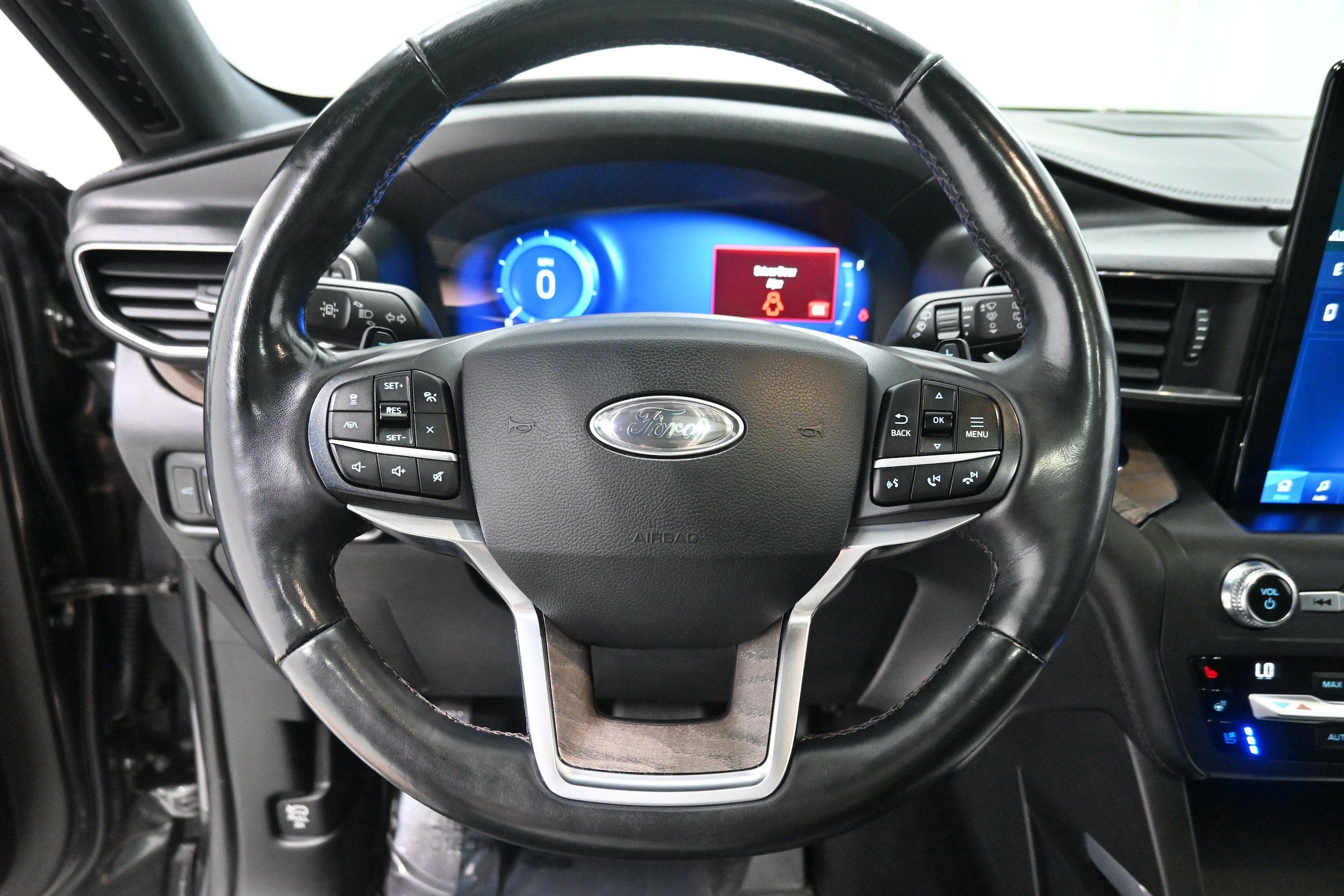 Used 2020 Ford Explorer Platinum w/ Premium Technology Package AWD/4WD image 7