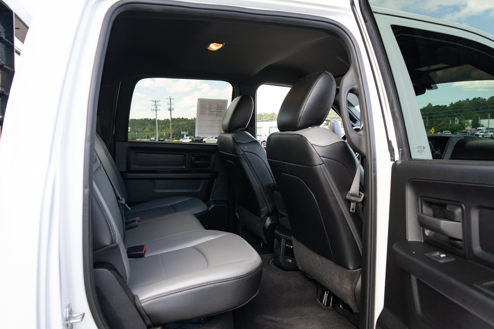 Used 2024 RAM 5500 Tradesman w/ Chrome Appearance Group AWD/4WD image 19