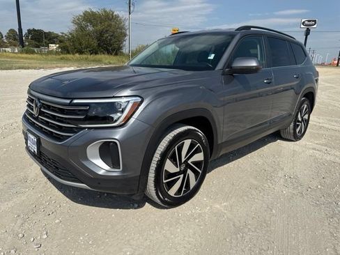 Used 2025 Volkswagen Atlas SE FWD image 1