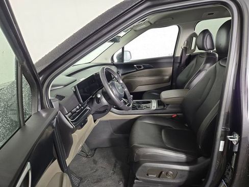 Used 2025 Kia Carnival image 12