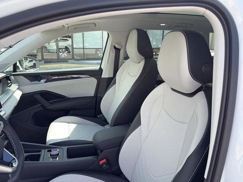 New 2025 Volkswagen Tiguan SE image 14