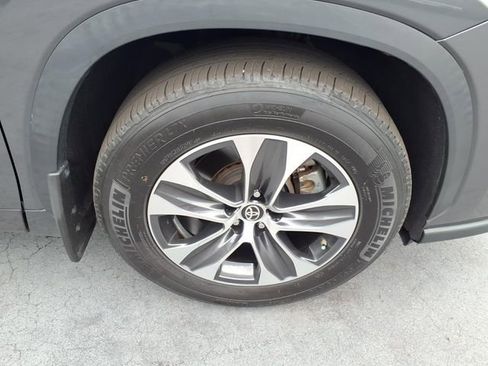 Used 2023 Toyota Highlander XLE FWD image 4