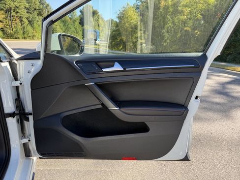 Used 2017 Volkswagen GTI SE image 17