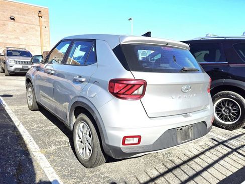 Used 2021 Hyundai Venue SE image 3
