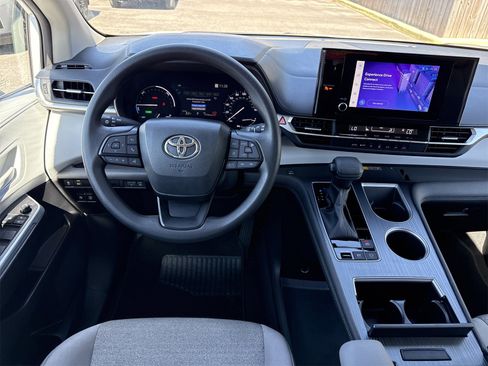 Used 2025 Toyota Sienna LE image 14