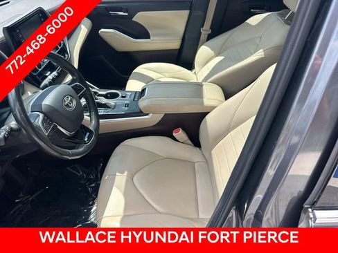 Used 2020 Toyota Highlander XLE FWD image 21