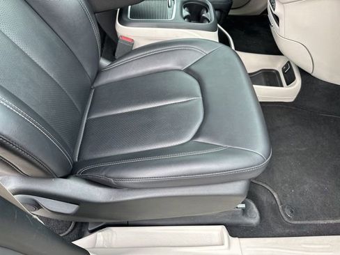 Used 2024 Chrysler Pacifica Touring-L FWD image 15
