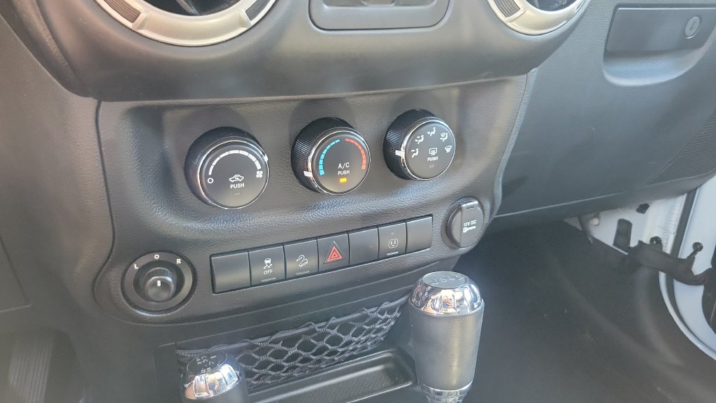 Used 2015 Jeep Wrangler Unlimited Sahara AWD/4WD image 18