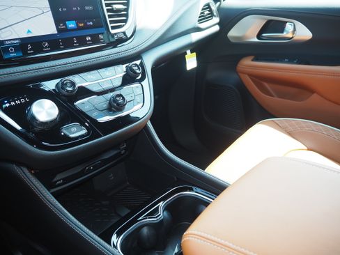 New 2026 Chrysler Pacifica Pinnacle image 26