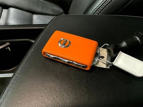 Certified 2022 Volvo XC60 T8 Inscription w/ Advanced Package image 11