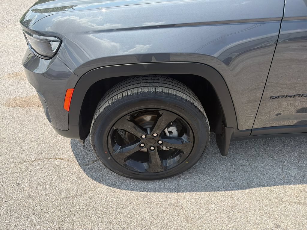 Used 2023 Jeep Grand Cherokee Altitude AWD/4WD image 9