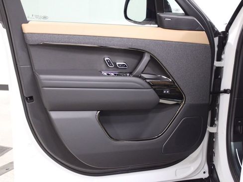 Used 2025 Land Rover Range Rover SE image 31