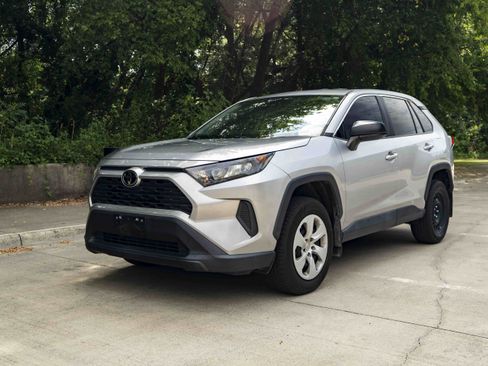 Used 2022 Toyota RAV4 LE FWD image 5