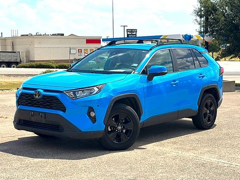 Used 2021 Toyota RAV4 XLE FWD image 2