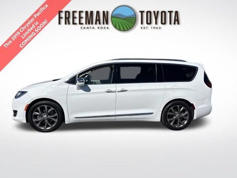 Used 2019 Chrysler Pacifica Limited FWD image 1