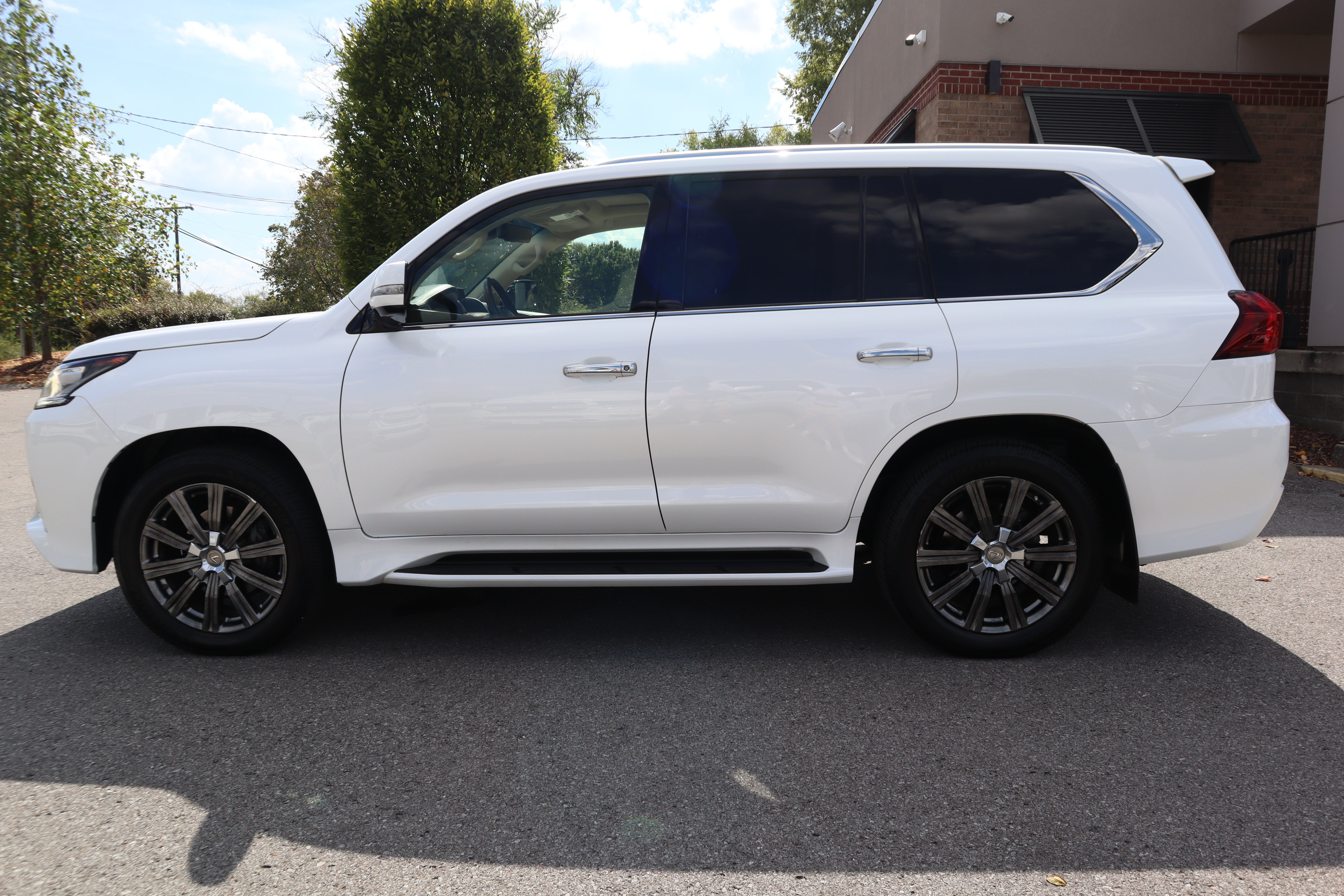 Used 2016 Lexus LX 570 4WD w/ Luxury Package image 10