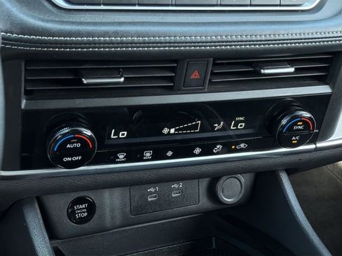 Used 2024 Nissan Rogue SV image 26