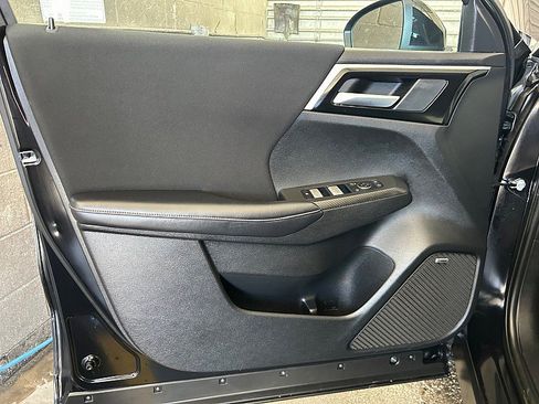 Used 2025 Mitsubishi Outlander ES image 16