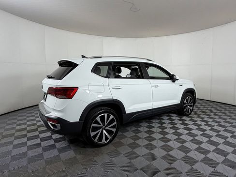 Used 2024 Volkswagen Taos SE image 4