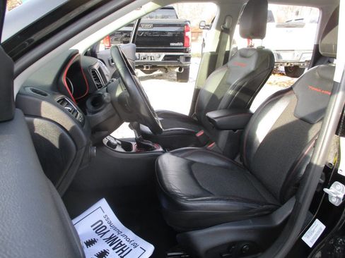 Used 2018 Jeep Compass Trailhawk w/ Cold Weather Group image 19