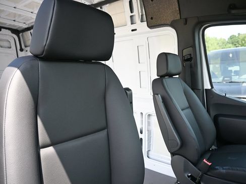 Used 2025 Mercedes-Benz Sprinter 2500 image 16