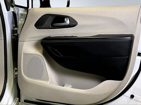 Used 2024 Chrysler Pacifica Touring-L image 28