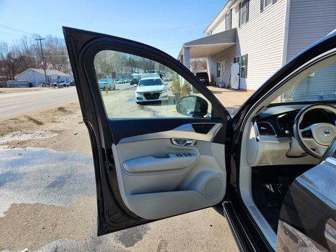 Used 2017 Volvo XC90 T5 Momentum w/ Vision Package image 23