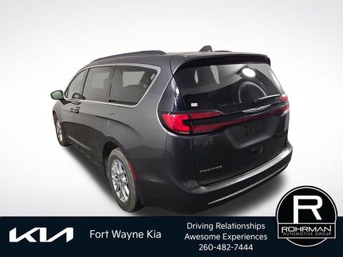 Used 2022 Chrysler Pacifica Touring-L FWD image 10