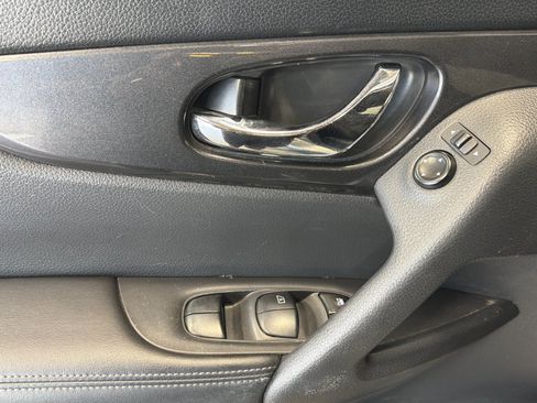 Used 2017 Nissan Rogue SV AWD/4WD image 19