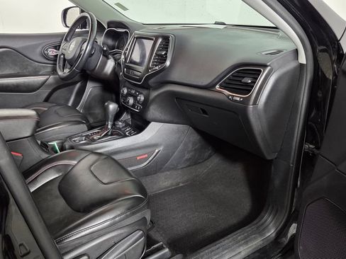 Used 2020 Jeep Cherokee Trailhawk AWD/4WD image 32