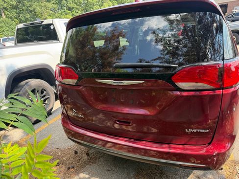 Used 2019 Chrysler Pacifica Limited w/ Tire & Wheel Group FWD image 3