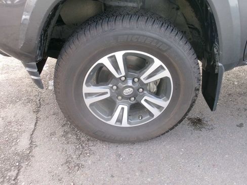 Used 2017 Toyota Tacoma TRD Sport w/ Premium & Technology Package image 10