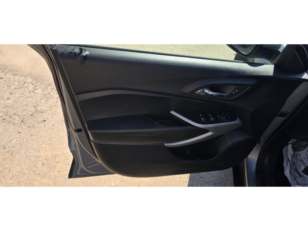 Used 2025 Chevrolet Trax LS w/ LS Convenience Package FWD image 5