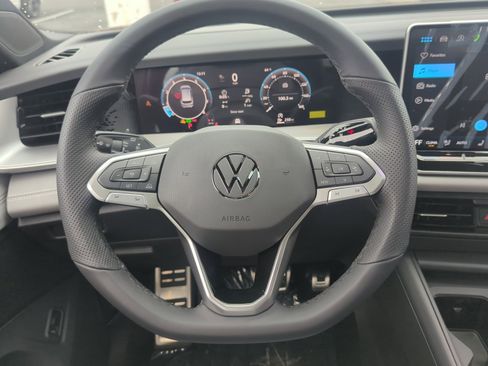 New 2026 Volkswagen Tiguan SE R-Line image 9