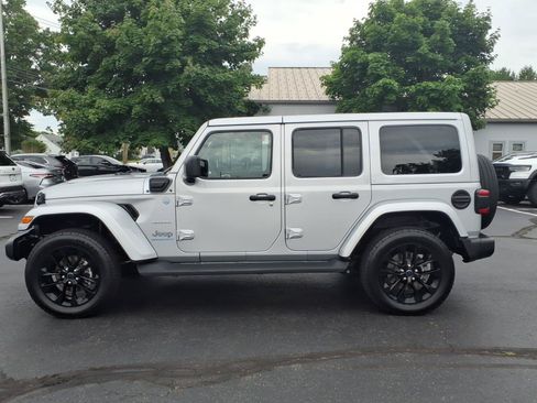 Used 2024 Jeep Wrangler Unlimited Sahara w/ Technology Group AWD/4WD image 4