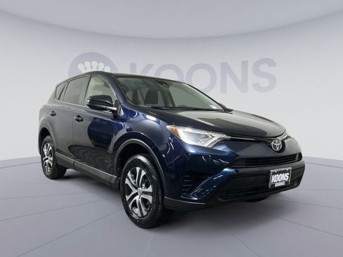 Used 2018 Toyota RAV4 LE image 10