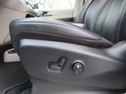 Certified 2024 Chrysler Pacifica Touring-L FWD image 8