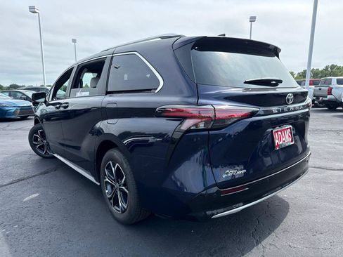 Used 2026 Toyota Sienna Platinum AWD/4WD image 6