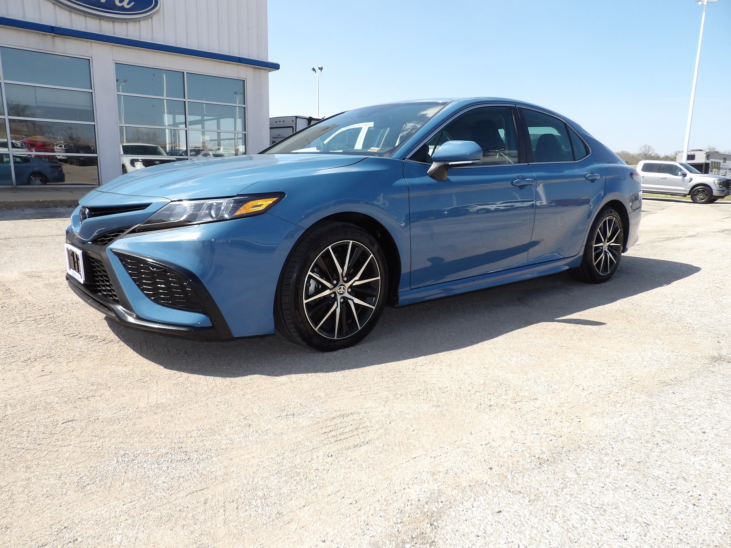 Used 2024 Toyota Camry SE w/ Cold Weather Package FWD image 2