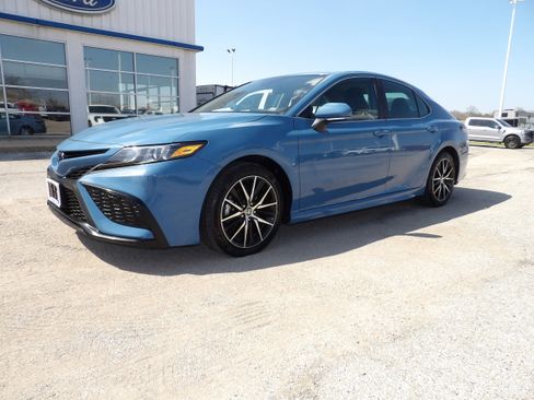 Used 2024 Toyota Camry SE w/ Cold Weather Package image 2