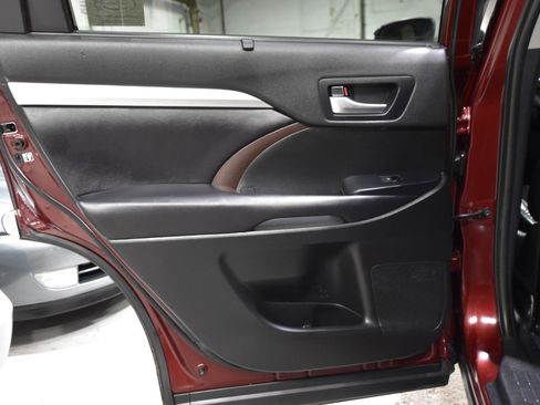 Used 2019 Toyota Highlander XLE AWD/4WD image 35