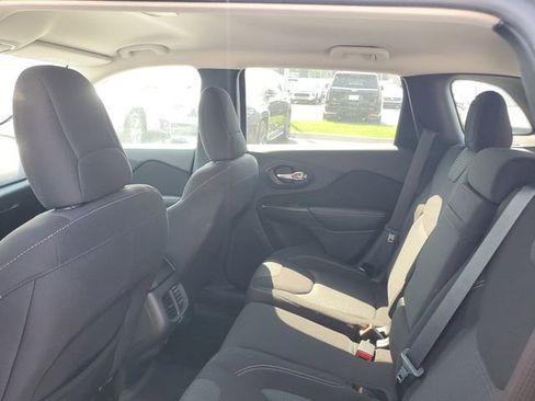 Used 2016 Jeep Cherokee Latitude w/ Comfort & Convenience Group AWD/4WD image 10