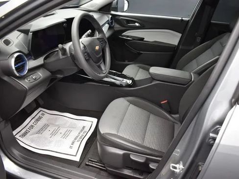 Used 2025 Chevrolet Trax LT FWD image 14