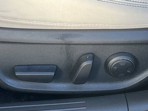 Used 2025 Genesis G70 2.5T image 17