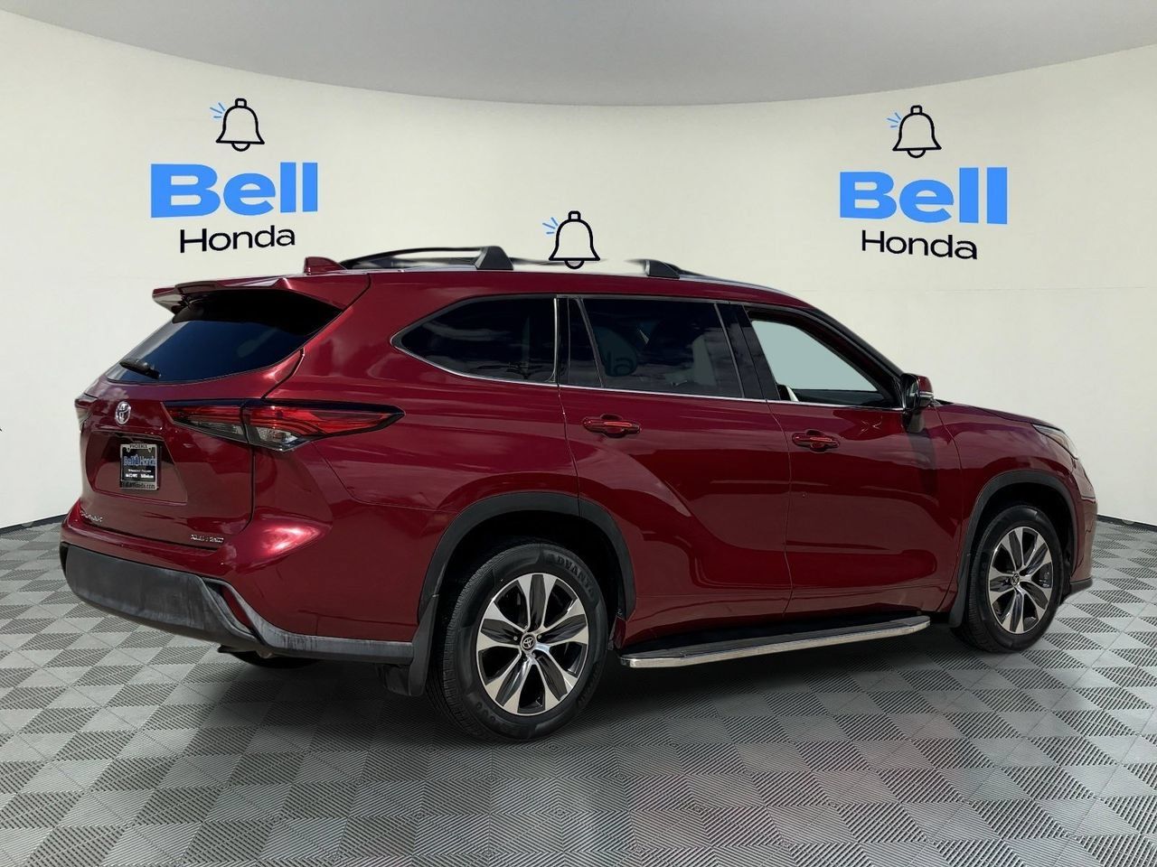 Used 2021 Toyota Highlander XLE AWD/4WD image 4