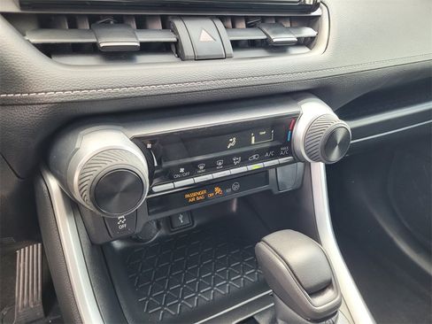 Used 2022 Toyota RAV4 LE image 17