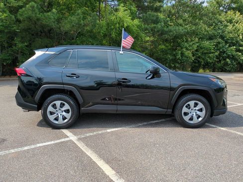 Used 2020 Toyota RAV4 LE AWD/4WD image 3