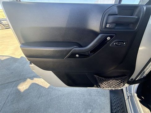 Used 2012 Jeep Wrangler Unlimited Sahara image 13