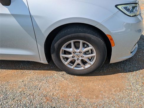 Used 2024 Chrysler Pacifica Touring-L FWD image 9
