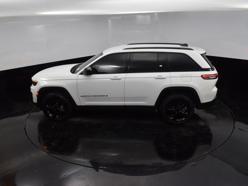Used 2023 Jeep Grand Cherokee Altitude image 28